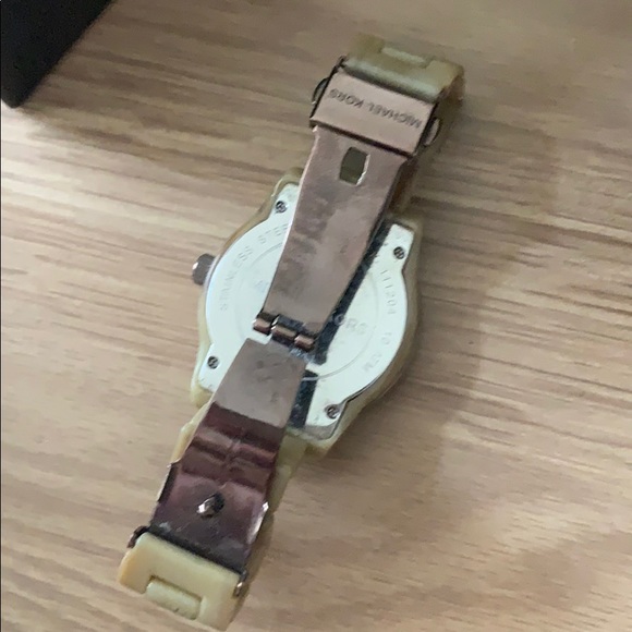 Michael Michael Kors mother of pearl watch used - Picture 4 of 4
